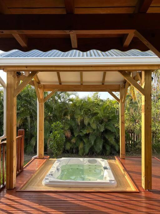 Bungalow Avec Jacuzzi Privatif Villa Sainte-Rose Exterior photo